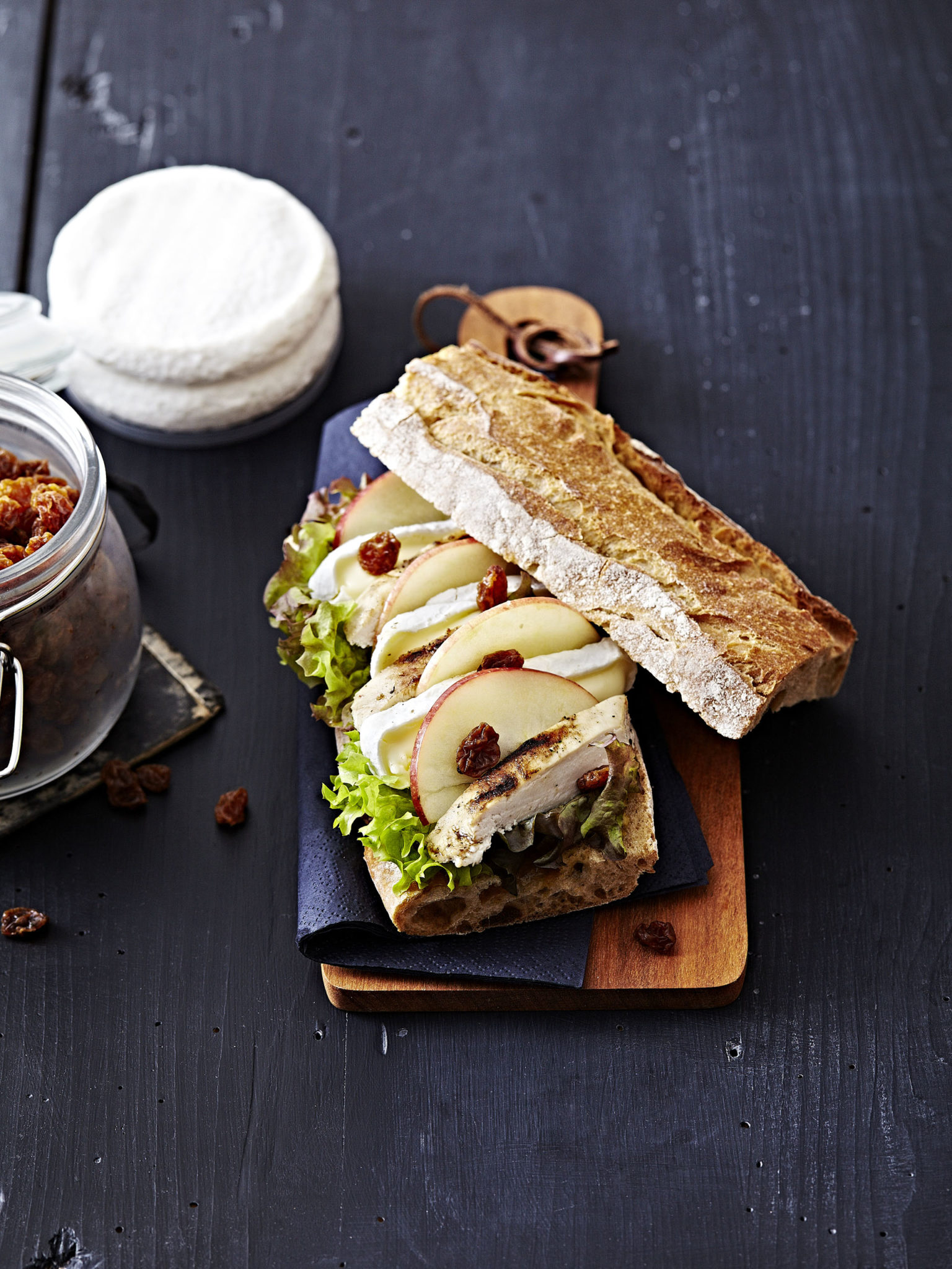 Sandwich van stokbrood met kip, appel en Tomme Vaudoise - Kaas.nl