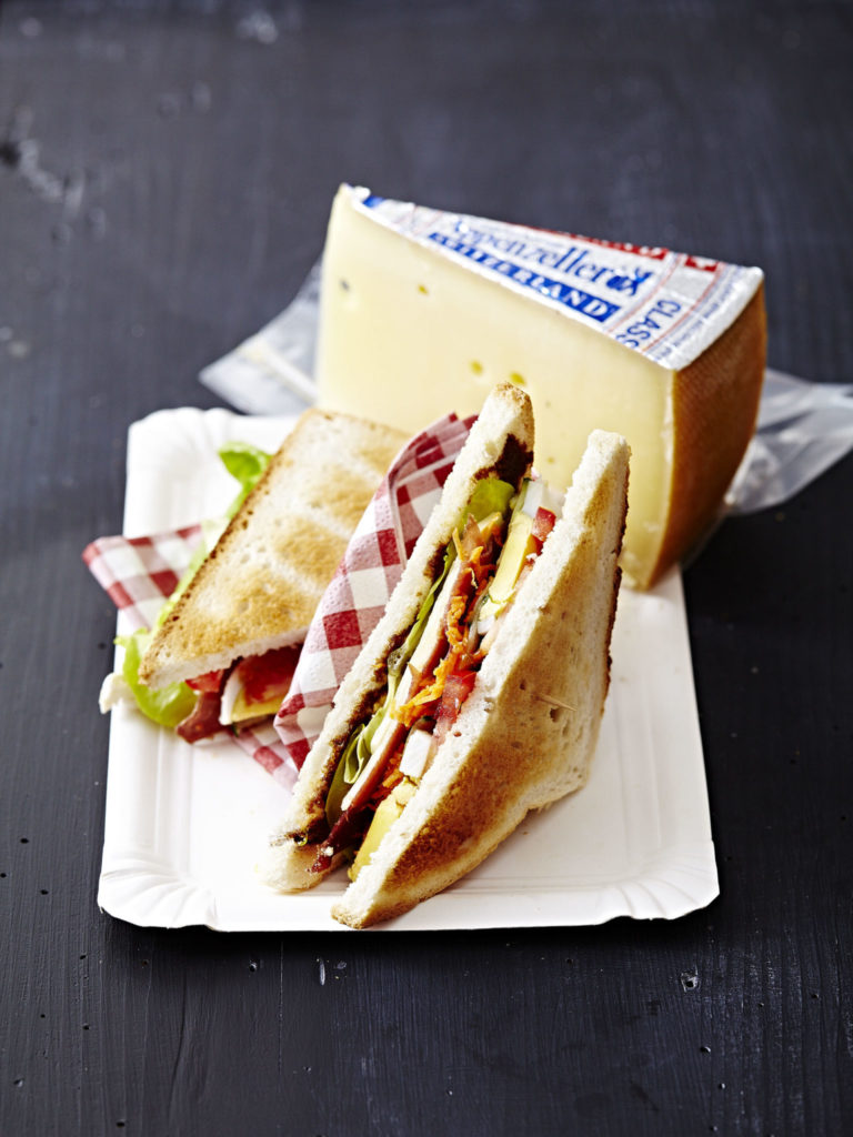 Sandwich van stokbrood met kip, appel en Tomme Vaudoise - Kaas.nl